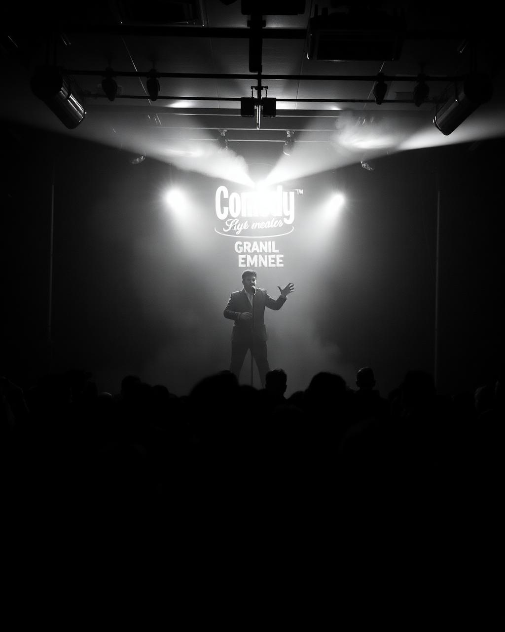 Palco de comedy club iluminado por spotlight
